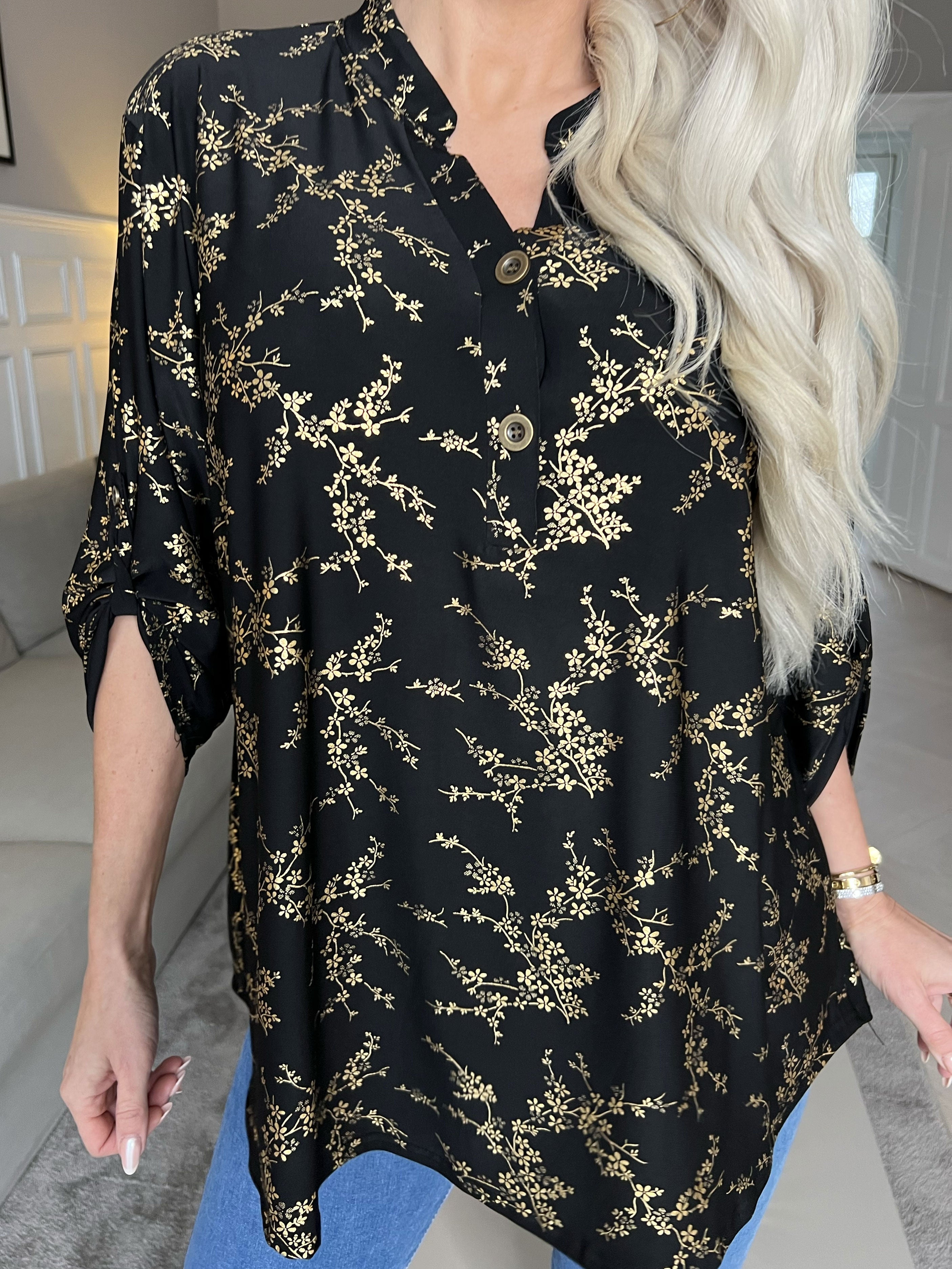Ebba Gold - Söt blus i stretchigt tyg med gulddetaljer